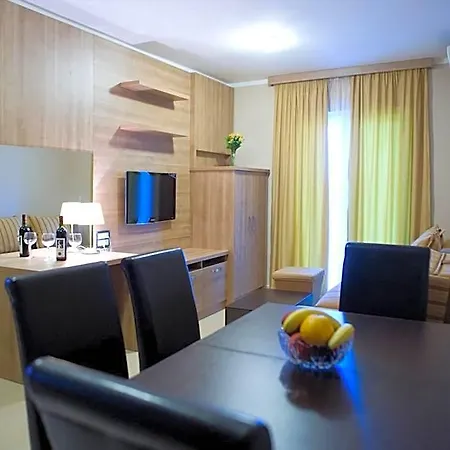 V Lux Hotel
