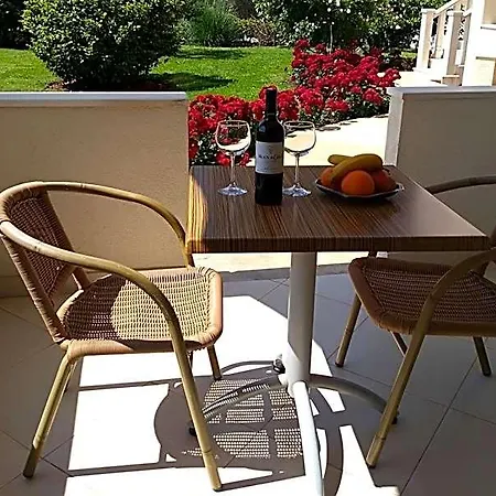 V Lux Hotel 4*