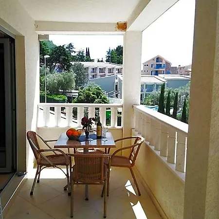 V Lux Hotel